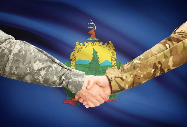 Poignée de main militaire et nous État drapeau - Vermont — Photo