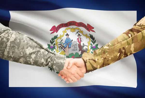 Poignée de main militaire et nous État drapeau - Virginie-occidentale — Photo