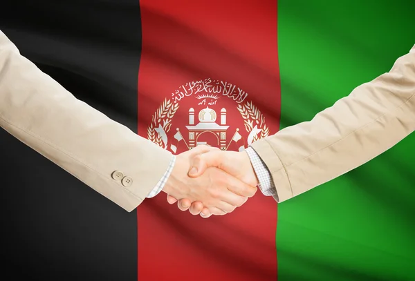 Stretta di mano degli uomini d'affari con la bandierina su priorità bassa - Afghanistan — Foto Stock