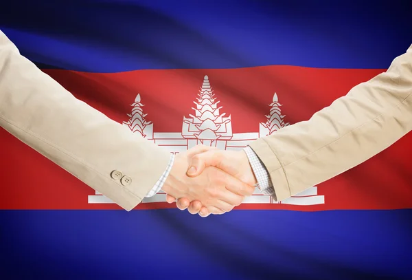 Unternehmer-Handshakes mit Flagge auf Hintergrund - Kambodscha — Stockfoto