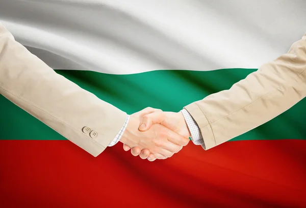 Unternehmer-Handshakes mit Flagge auf Hintergrund - Bulgarien — Stockfoto