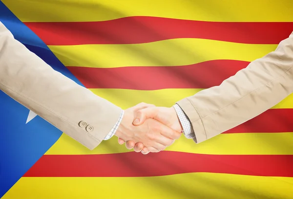 Apretón de manos de empresarios con bandera sobre fondo - Estelada - España — Foto de Stock