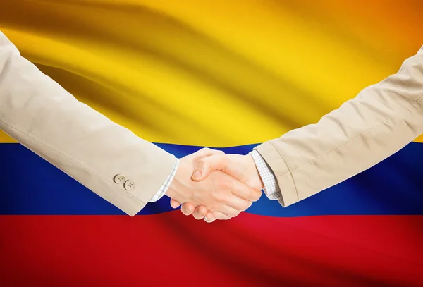 Unternehmer-Handshakes mit Flagge auf Hintergrund - Kolumbien — Stockfoto