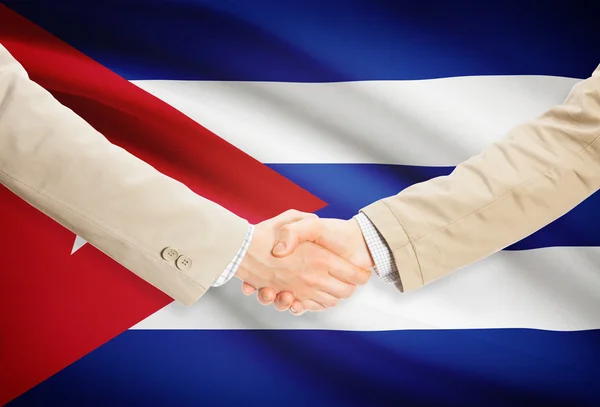 Aperto de mão de empresários com bandeira no fundo - Cuba — Fotografia de Stock