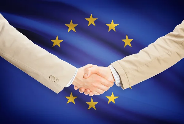 Affärsmän handslag med flaggan i bakgrunden - Eu - Europeiska unionen — Stockfoto