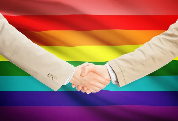 Zakenlieden handdruk met vlag op achtergrond - Lgbt-mensen — Stockfoto