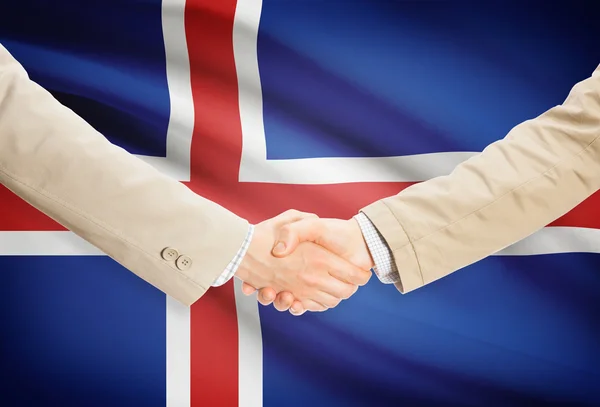 Unternehmer-Handshakes mit Flagge auf Hintergrund - Island — Stockfoto