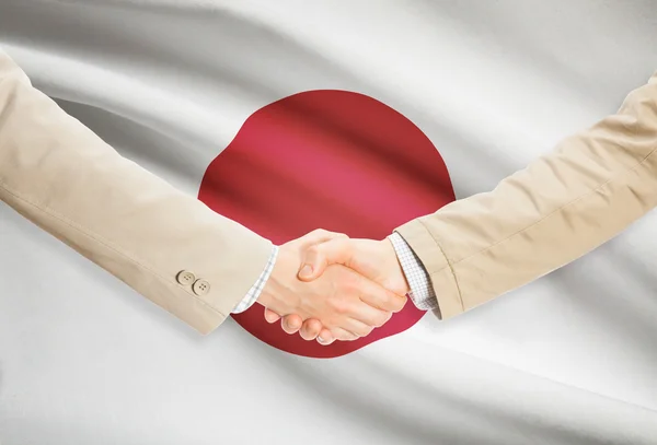 Affärsmän handslag med flagga på bakgrund - Japan — Stockfoto