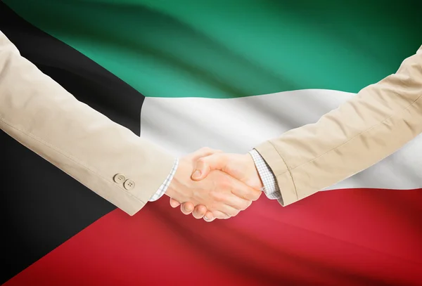 Stretta di mano degli uomini d'affari con la bandierina su priorità bassa - Kuwait — Foto Stock