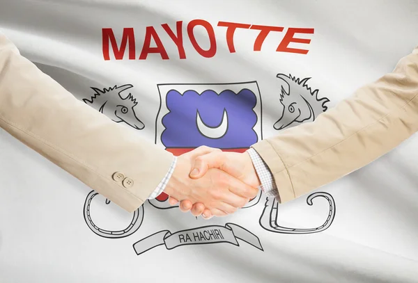 Zakenlieden handdruk met vlag op achtergrond - Mayotte — Stockfoto