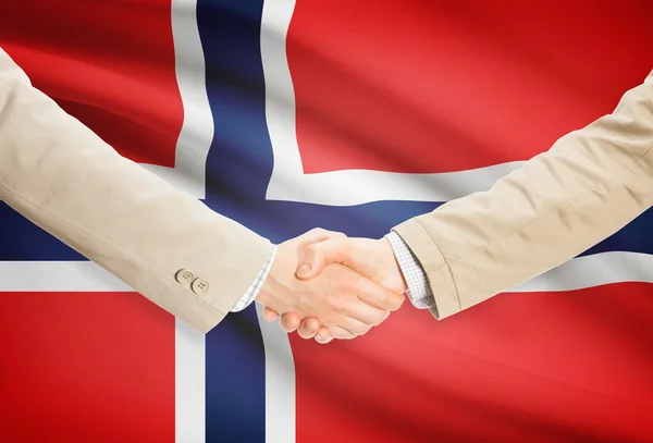 Apretón de manos de empresarios con bandera sobre fondo - Noruega — Foto de Stock