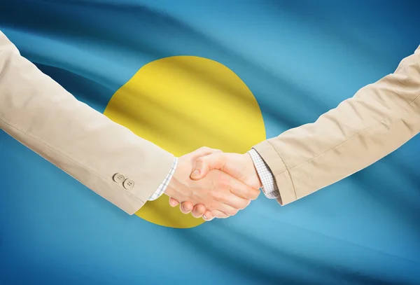 Zakenlieden handdruk met vlag op achtergrond - Palau — Stockfoto