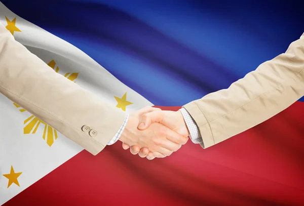 Apretón de manos de empresarios con bandera sobre fondo - Filipinas — Foto de Stock