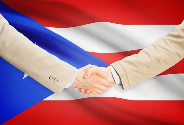 Zakenlieden handdruk met vlag op achtergrond - Puerto Rico — Stockfoto