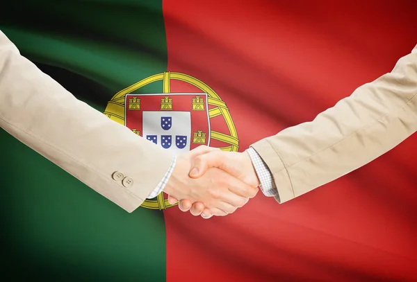 Affärsmän handslag med flagga på bakgrund - Portugal — Stockfoto
