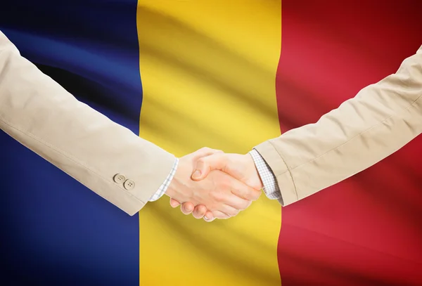 Podnikatelé handshake s vlajkou na pozadí - Rumunsko — Stock fotografie