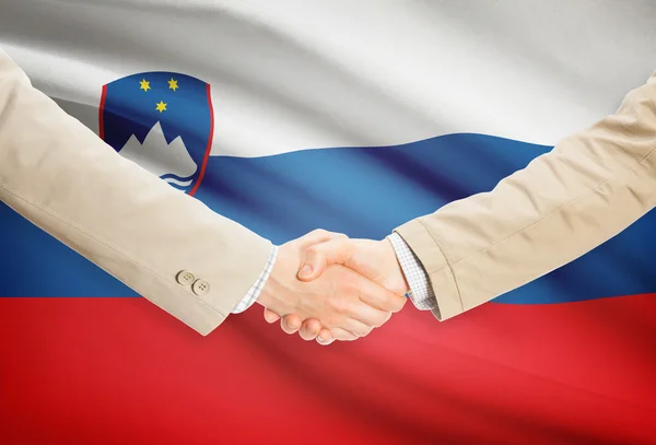 Zakenlieden handdruk met vlag op achtergrond - Slovenië — Stockfoto