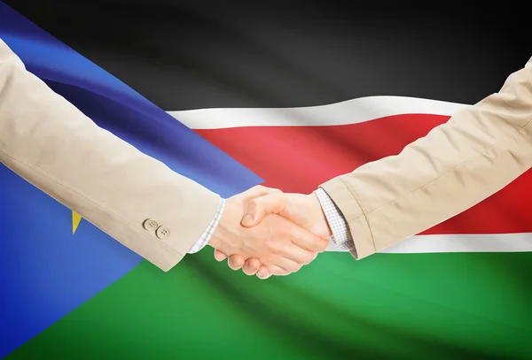 Предприниматели рукопожатие с флагом на фоне - Южный Судан — стоковое фото