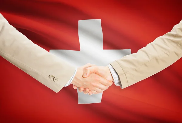 Affärsmän handslag med flagga på bakgrund - Schweiz — Stockfoto
