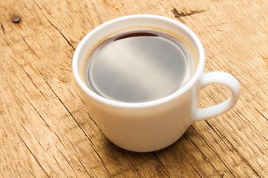 Eski ahşap masa - stüdyo çekim üzerinde siyah kahve