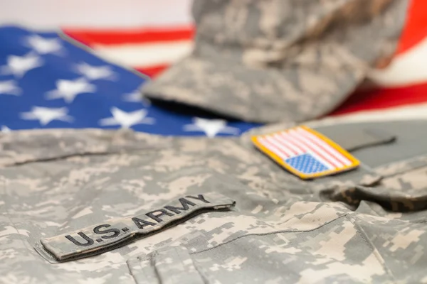 Armée de USA uniforme se trouvant sur le drapeau national - studio shot — Photo