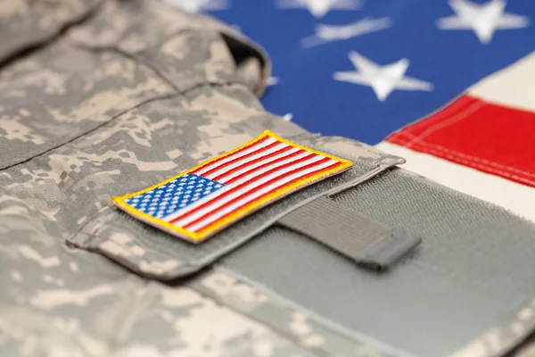 Drapeau USA avec armée uniforme dessus - studio shot — Photo