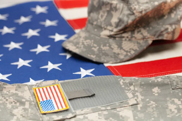 EUA bandeira conosco uniforme militar sobre ele - estúdio tiro — Fotografia de Stock