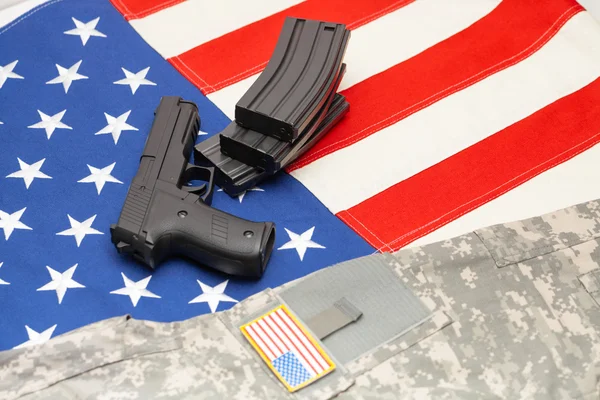 Handgun and US army uniform over USA flag — Stock Photo, Image