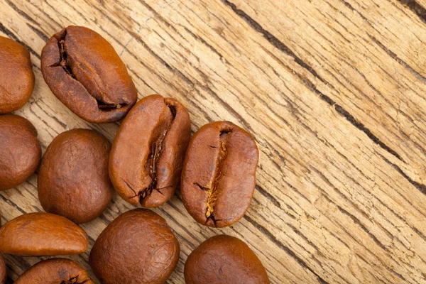 Coffee beans on wooden table - close up studo shot — Stock Photo, Image