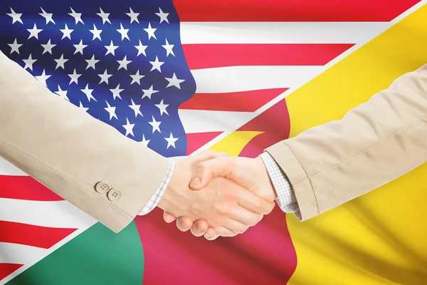 Unternehmer-Handshake - USA und Kamerun — Stockfoto