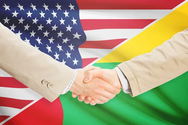 Επιχειρηματίες χειραψία - Ηνωμένες Πολιτείες και τη Γουινέα-Μπισσάου — Φωτογραφία Αρχείου