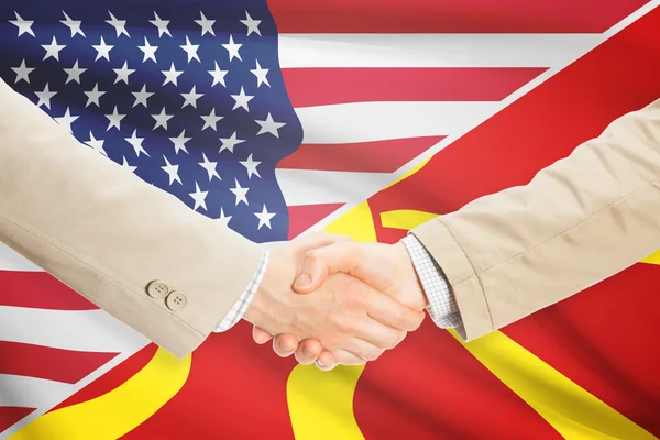 Stretta di mano degli uomini d'affari - Stati Uniti d'America e Macedonia — Foto Stock