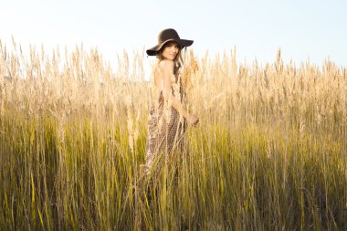 Güzel genç model tallgrass çayırda