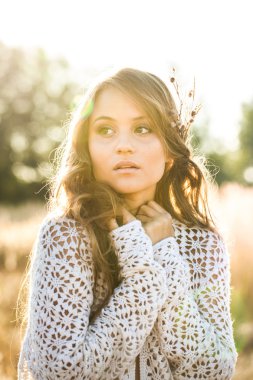 Güzel genç bayan modeli alanında gündoğumu