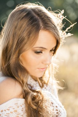 Güzel manken, gündoğumu portresi