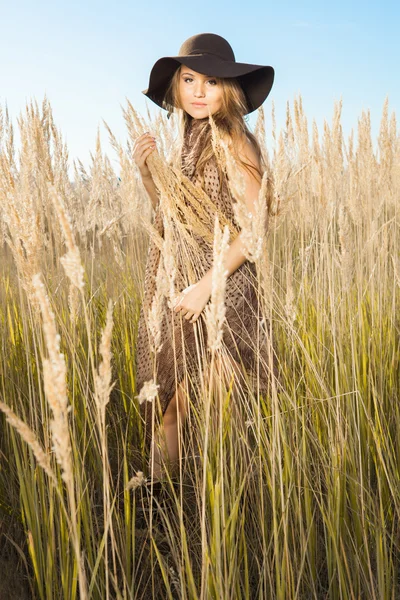 Gyönyörű fiatal modell a tallgrass — Stock Fotó
