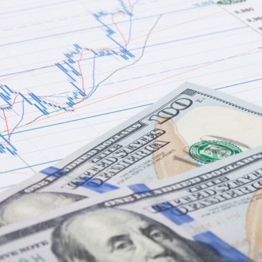 hisse senedi grafiği ile yüz dolarlık banknot - yakın çekim