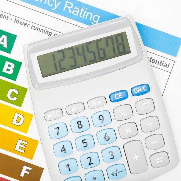 Calculadora sobre la tabla de eficiencia de energía - de cerca — Foto de Stock