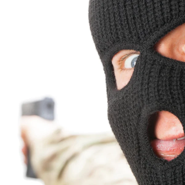 Crazy mannen i svart mask anläggning pistol - närbild — Stockfoto