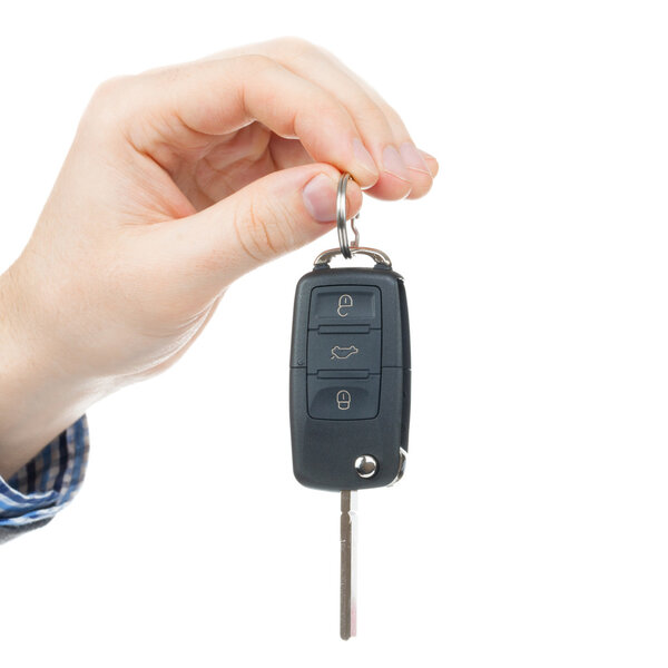 Мужская рука дает ключи от машины - крупным планом