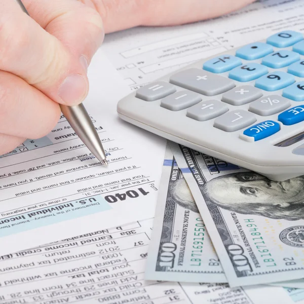 Taxpayer filling out USA 1040 Tax Form - close up — Stock Photo, Image