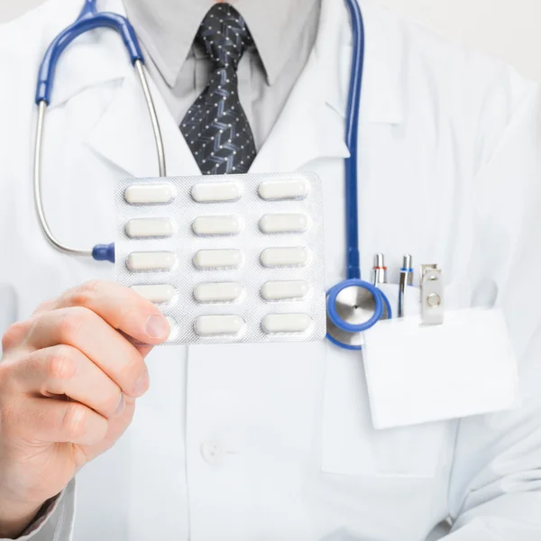 Läkare holdling piller i hand - nära upp — Stockfoto