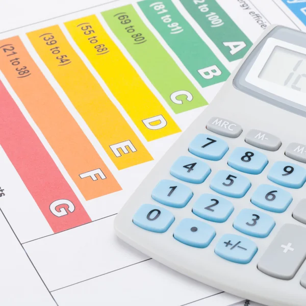 Energie-efficiëntie grafiek en rekenmachine - close-up — Stockfoto