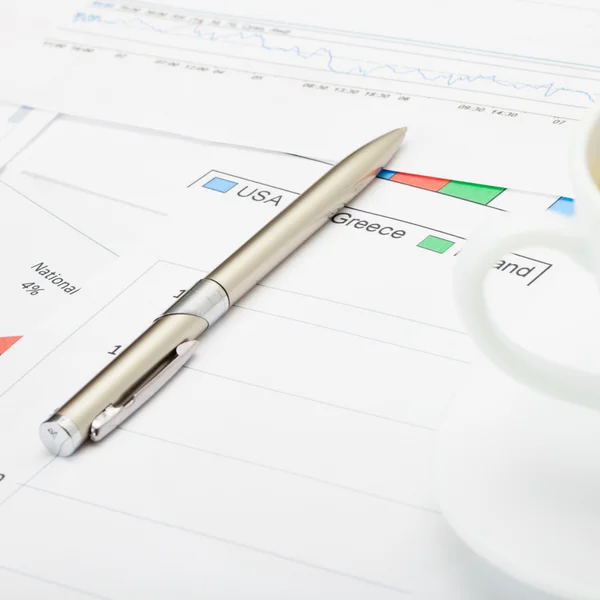 펜과 커피 컵 금융 차트-샷까지 가까운 — 스톡 사진