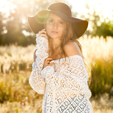 güzel genç bayan modelini alanında - açık havada vurdu