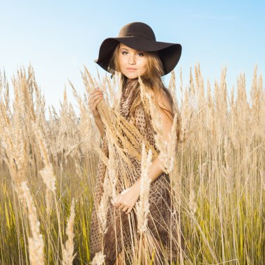 από κοντά shot της americano στο παλιό ξύλινο τραπέζι