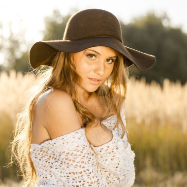 açık havada çekim gündoğumu - açık alanında modeli