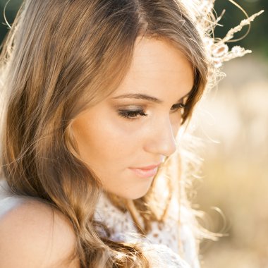 sunrise - açık havada ateş, güzel bir model portresi