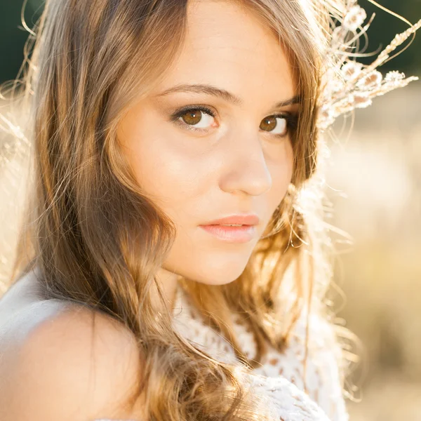 Portrait of a beautiful model  in open field at sunrise - outdoors shot — Stock Photo, Image