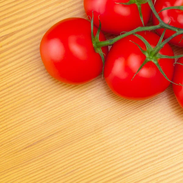 Свіжі помідори на дерев'яному столі - вид зверху — стокове фото